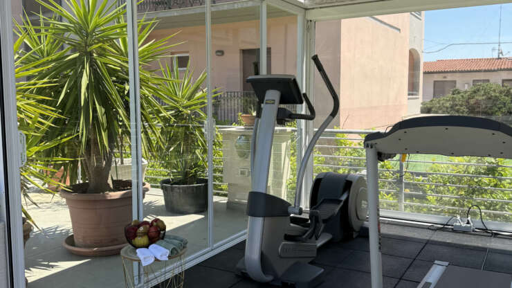 News Estate 2025 – La palestra sul terrazzo panoramico vista borgo